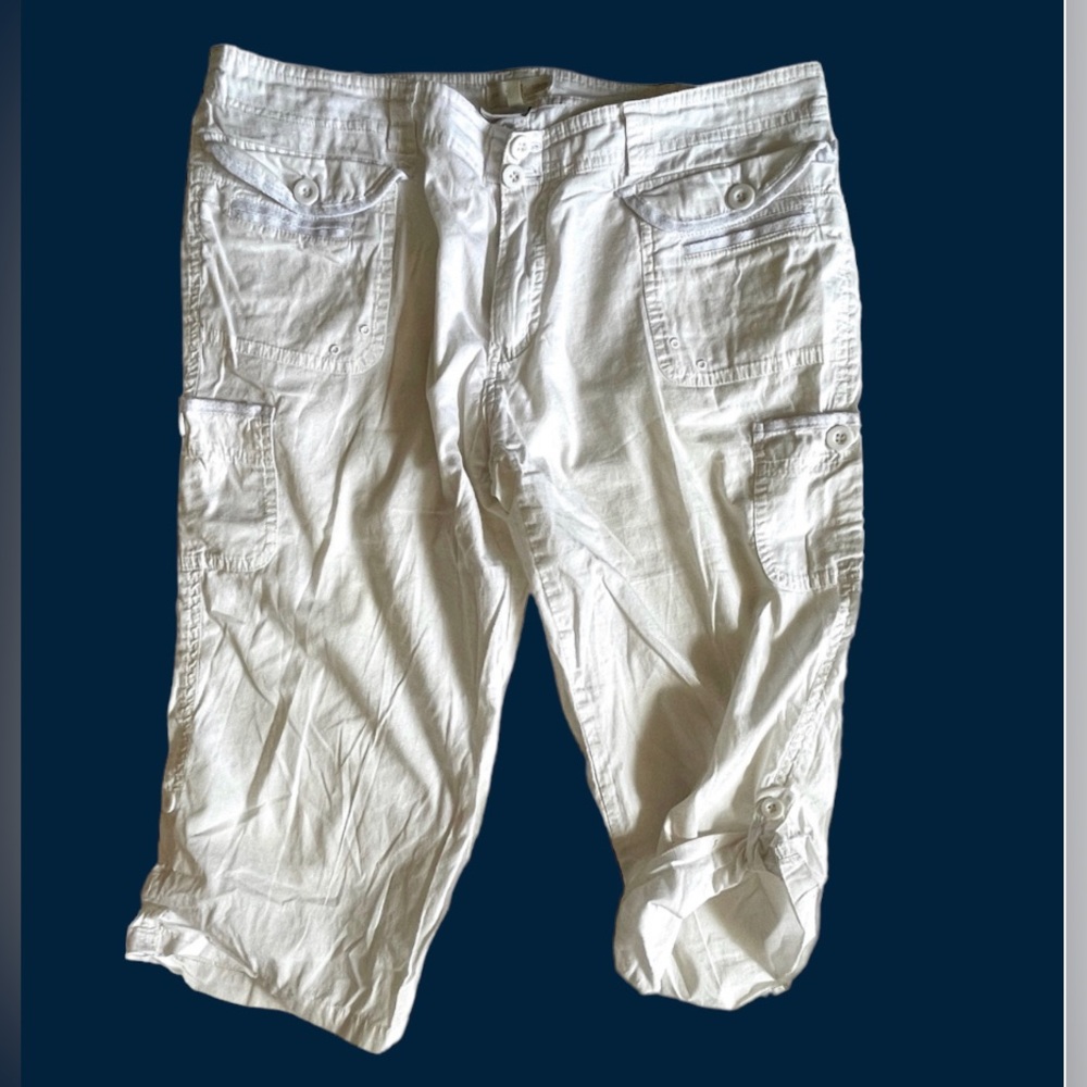 Cute White cotton Capri multi pocket and tab hem
